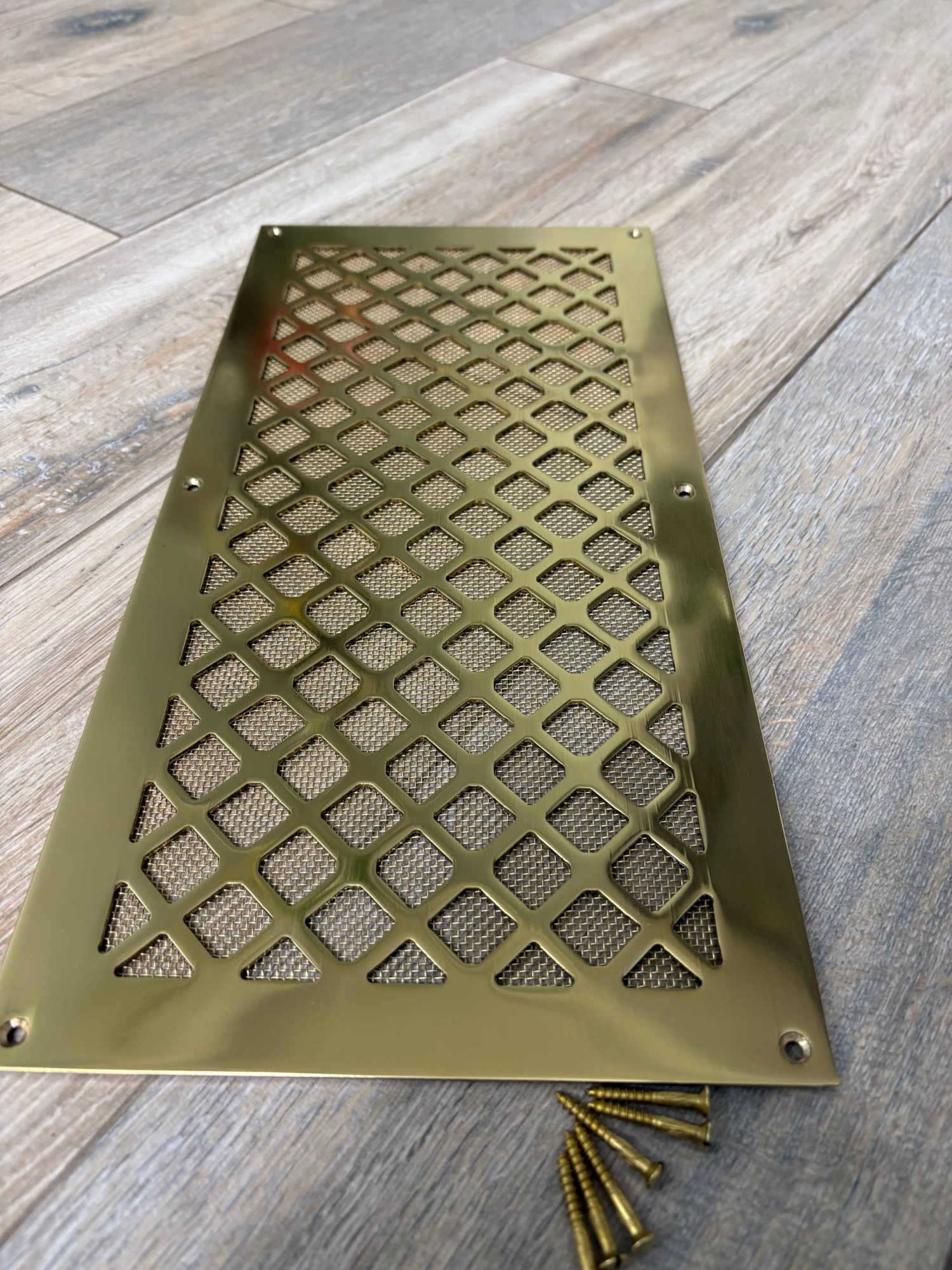 Вентиляционная решётка латунная полированная с сеточкой и шурупами ЛР18 400х200